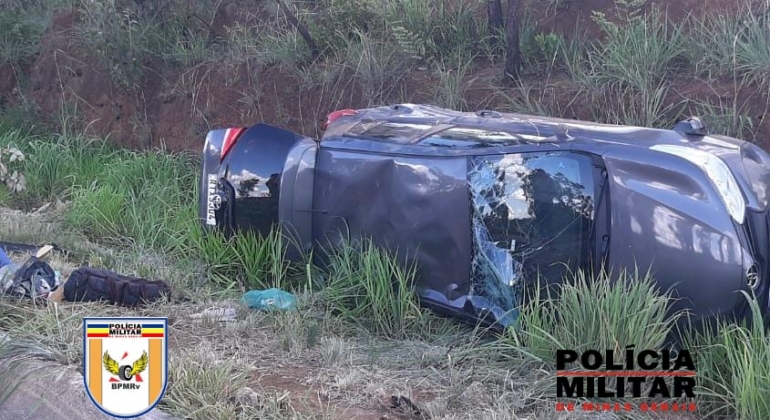 Presidente Olegário - Carro colide em caminhão durante ultrapassagem e capota na MGC-354