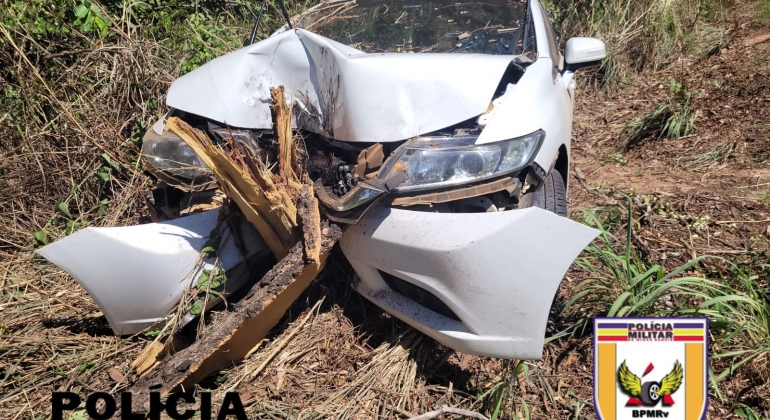 Presidente Olegário - Motorista cochila ao volante e bate carro contra árvore na MG-410