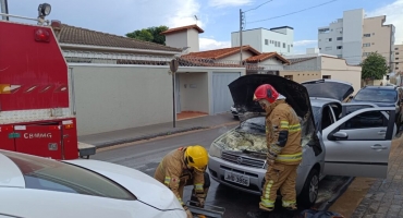 Patos de Minas - Corpo de Bombeiros é acionado após carro sofrer princípio de incêndio 