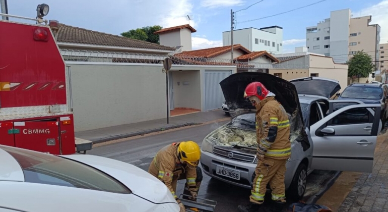 Patos de Minas - Corpo de Bombeiros é acionado após carro sofrer princípio de incêndio 