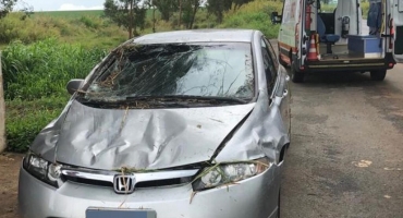 Patos de Minas - Carro com bebê de 5 meses aquaplana na BR-365, capota e mulher fica ferida