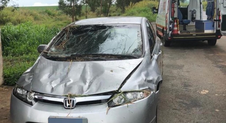 Patos de Minas - Carro com bebê de 5 meses aquaplana na BR-365, capota e mulher fica ferida