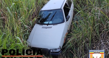 Automóvel sai da pista e cai em ribanceira na BR-354 entre Lagoa Formosa e Patos de Minas 