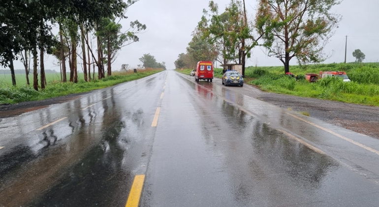 Acidente entre Fox e Hilux na BR-365 em Patos de Minas tira a vida de um homem de 43 anos 