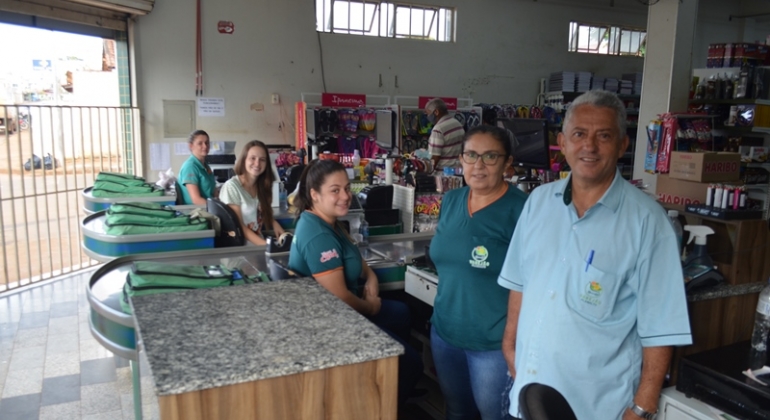 Varejão Planalto de Lagoa Formosa deseja a todos os clientes e amigos Feliz Natal e Próspero Ano Novo