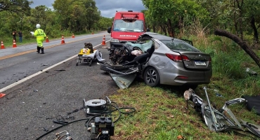 Corpo de Bombeiros de João Pinheiro atende grave colisão entre veículos na BR 040