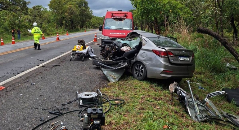 Corpo de Bombeiros de João Pinheiro atende grave colisão entre veículos na BR 040