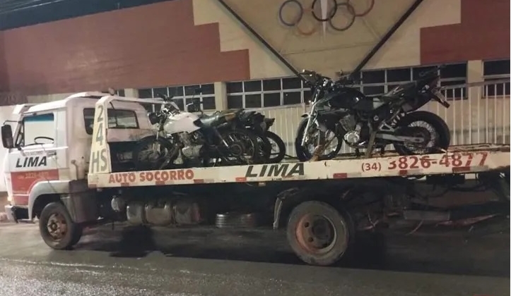 Patos de Minas - PM prende três pessoas e apreende 15 motocicletas por perturbação do sossego