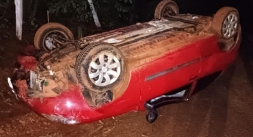 Lagoa Formosa - Motorista capota veículo na estrada de Monjolinho ao desviar de buraco