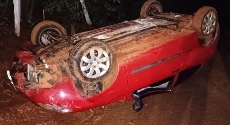 Lagoa Formosa - Motorista capota veículo na estrada de Monjolinho ao desviar de buraco