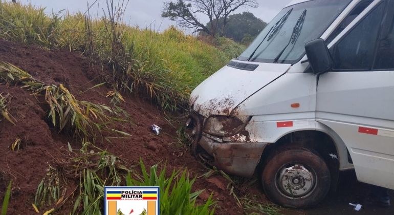 Lagoa Formosa - Motorista perde controle direcional e tomba veículo na BR-354