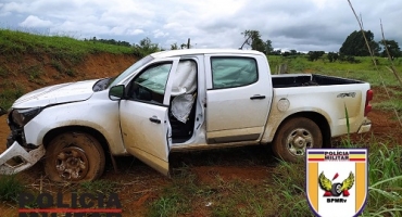 Serra do Salitre - Motorista dorme ao volante, perde controle de carro e bate em cerca de arame na MG-187