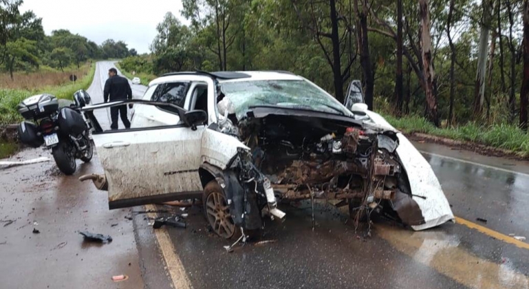 Motorista perde controle e bate carro em árvore na BR-365, entre Varjão de Minas e São Gonçalo do Abaeté