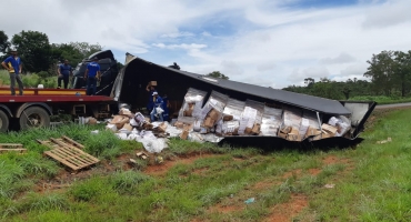 Motorista tomba carreta na BR-365 e PRF descobre mandado de prisão contra ele