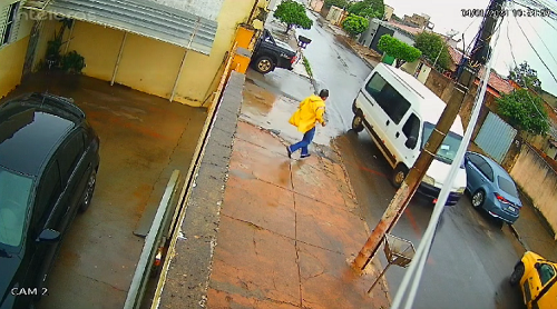 Desatenção - Entregador esquece de puxar freio de mão e Van quase causa acidente, em Patos de Minas; veja vídeo