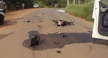 Acidente entre carro e moto na estrada dos 