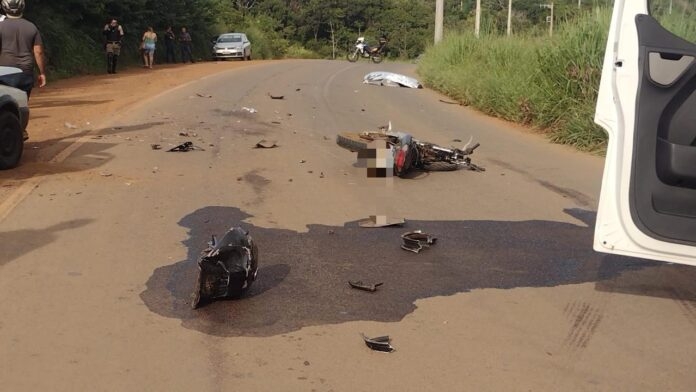 Acidente entre carro e moto na estrada dos 