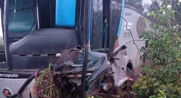 Motorista de automóvel morre em colisão frontal com ônibus na BR-365 