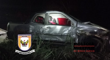 Motorista de Dodge Ram foge após provocar acidente na BR-354; mas placa do veículo fica no local