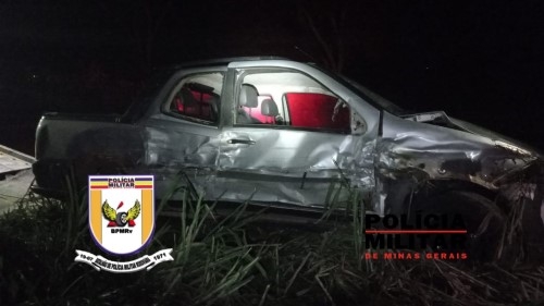 Motorista de Dodge Ram foge após provocar acidente na BR-354; mas placa do veículo fica no local