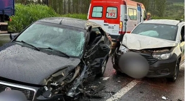 Carro escorrega na pista, atinge contramão e colide contra outros veículos na BR-365