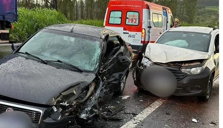 Carro escorrega na pista, atinge contramão e colide contra outros veículos na BR-365