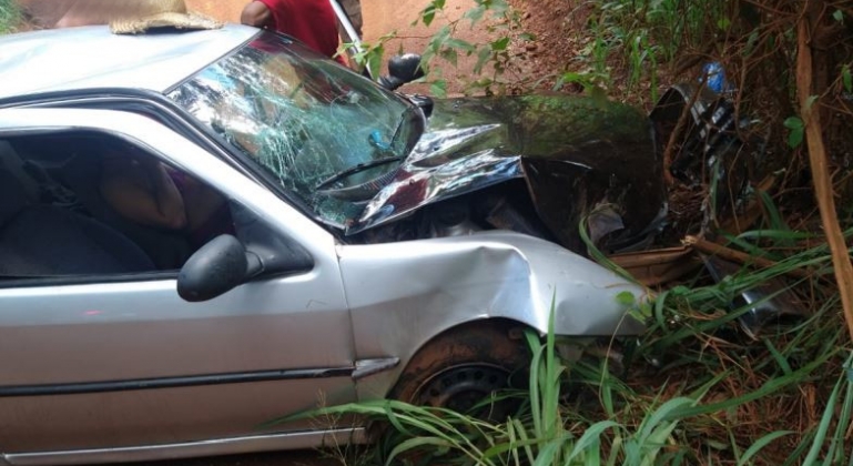 Motorista inabilitada e com sintomas de embriaguez perde controle direcional e bate carro em árvore, em Patos de Minas