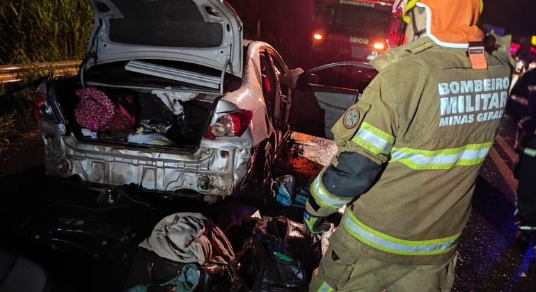 Patos de Minas - Acidente na BR-365 mata motorista de automóvel e deixa três pessoas feridas