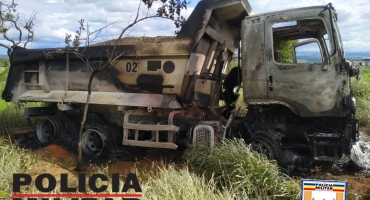 Caminhão caçamba fica destruído após pegar fogo na BR-146, em Serra do Salitre