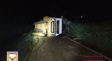 Motorista perde controle e tomba carreta carregada de soja na MG-188, em Coromandel