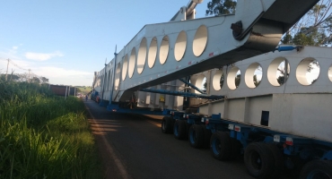 Veículo transportando transformador com 98 metros de comprimento e pesando 500 toneladas causa lentidão no trânsito da MGC-354 