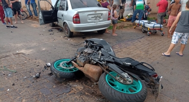 Motociclista sofre fraturas em acidente após condutora de automóvel avançar parada obrigatória; veja vídeo