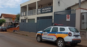 Homem que buscava ajuda para a mãe é preso após desacatar funcionárias da Secretaria Municipal de Saúde, em Patos de Minas