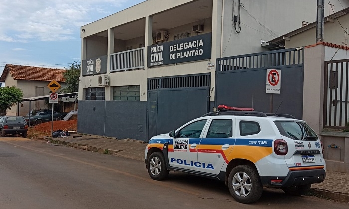 Homem que buscava ajuda para a mãe é preso após desacatar funcionárias da Secretaria Municipal de Saúde, em Patos de Minas