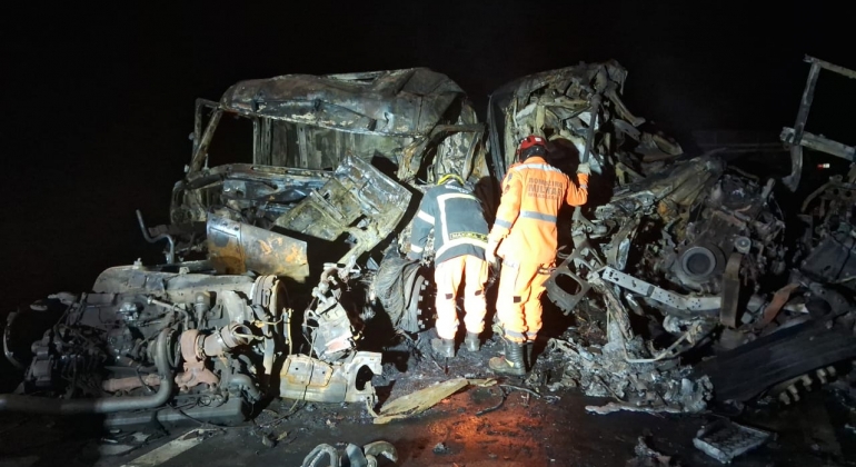 Motoristas de carretas morrem carbonizados em colisão frontal na BR-365, em São Gonçalo do Abaeté 