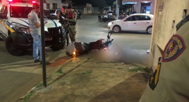 Durante tentativa de fuga condutor de motocicleta colide contra viatura da Polícia Militar