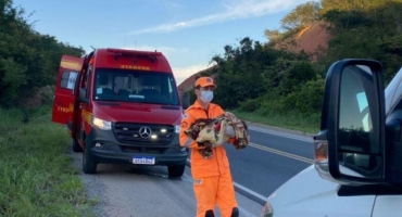 Carro capota em rodovia e bebe de 4 meses é arremessado para fora sobrevive