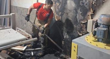 Corpo de Bombeiros de Patos de Minas combate incêndio em fábrica de móveis em Patos de Minas