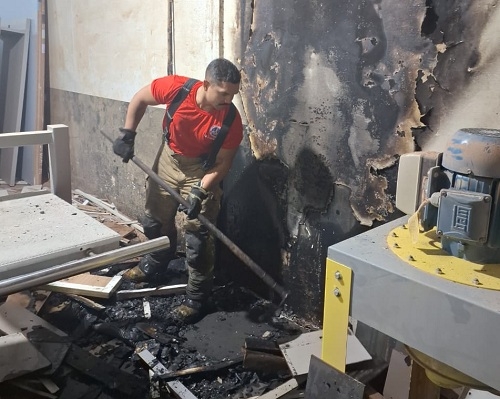 Corpo de Bombeiros de Patos de Minas combate incêndio em fábrica de móveis em Patos de Minas