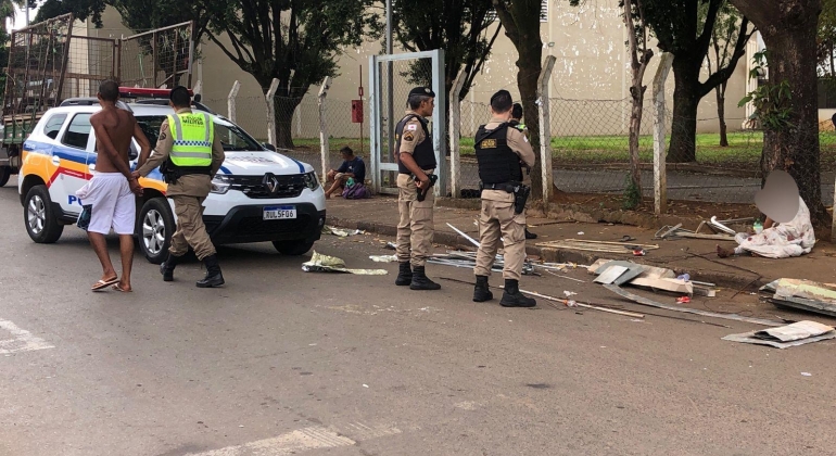 Patos de Minas - Moradora em situação de rua nega atendimento hospitalar após ser esfaqueada durante a madrugada