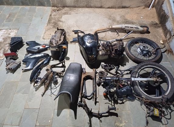 PM encontra peças de motocicletas furtadas em casa do bairro Santa Terezinha; em Patos de Minas