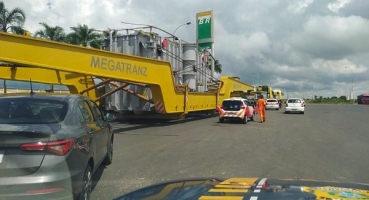 Carreta gigante deixa o trânsito lento na BR-365 até Patos de Minas; alerta PRF