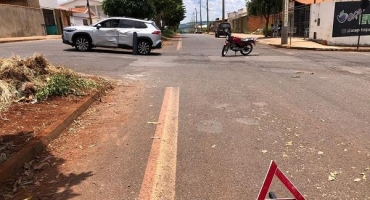 Patos de Minas - Acidente entre moto e carro deixa duas pessoas feridas no bairro Barreiro; veja vídeo