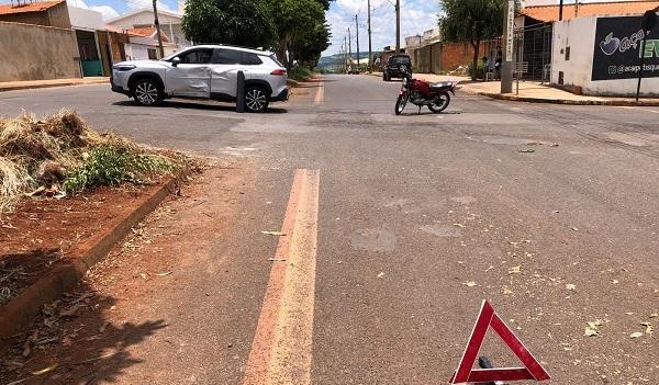 Patos de Minas - Acidente entre moto e carro deixa duas pessoas feridas no bairro Barreiro; veja vídeo