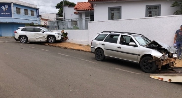 Motorista avança parada obrigatória e provoca acidente na cidade de Patos de Minas