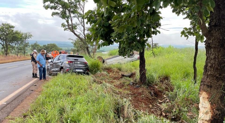 Presidente Olegário - Colisão entre três veículos deixa uma pessoa ferida na MG-410