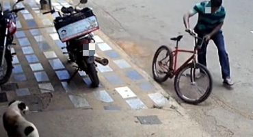 Carmo do Paranaíba - Câmeras de segurança flagram indivíduo furtando bicicleta estacionada na Avenida Tancredo Neves 