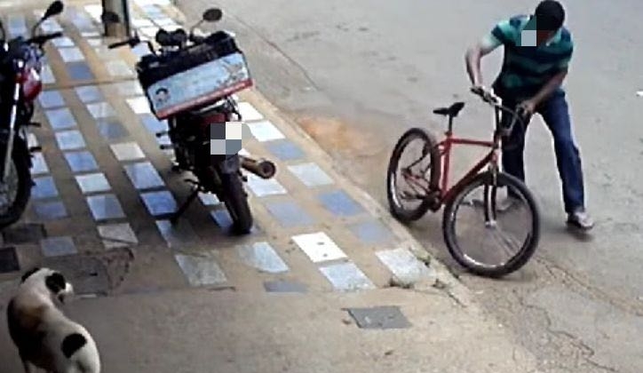 Carmo do Paranaíba - Câmeras de segurança flagram indivíduo furtando bicicleta estacionada na Avenida Tancredo Neves 