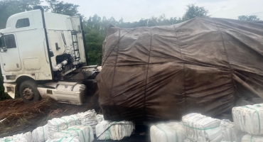 Carreta tomba na BR-354 entre Lagoa Formosa e Carmo do Paranaíba e carga fica espalhada na rodovia 