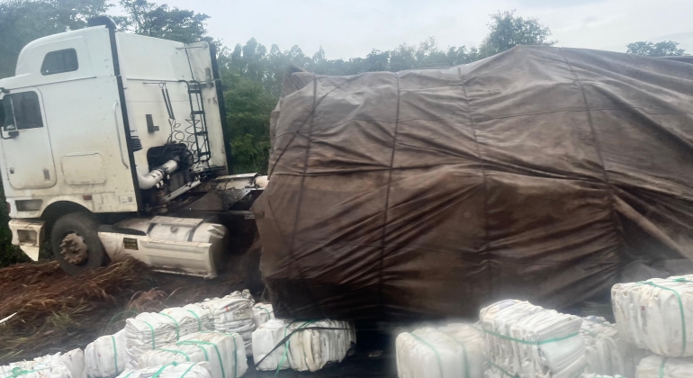 Carreta tomba na BR-354 entre Lagoa Formosa e Carmo do Paranaíba e carga fica espalhada na rodovia 